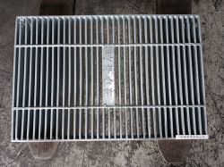 Thin mesh grille